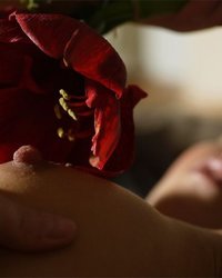 Мария играет с красивым красным цветком 9 фотография Мария играет с красивым красным цветком 9 фотография